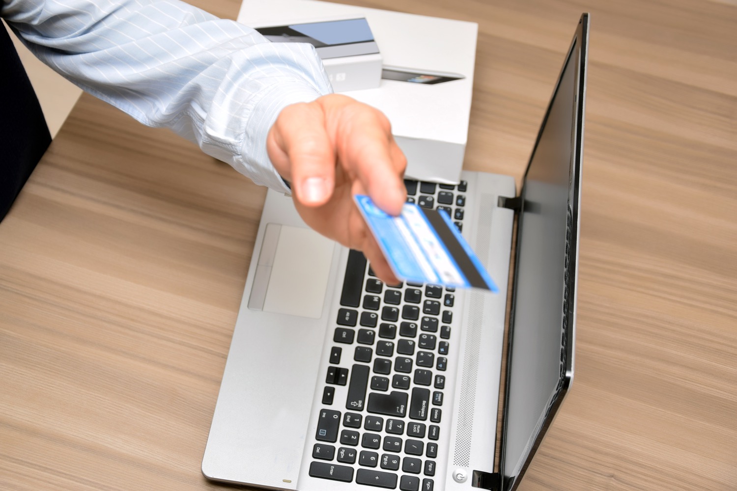 Envoyer Un Mail D Une Fausse Adresse Emails de fausse facture : une nouvelle arnaque cible les utilisateurs